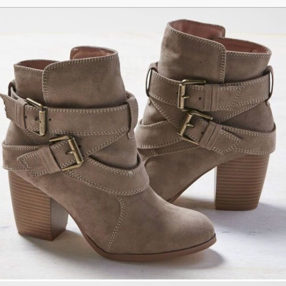 Brand new w/ tags! American Eagle Boots. Tan- SZ 7